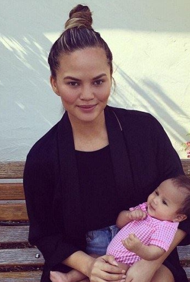 جون ليجند يشارك صورة زوجته كريسي تايجن وابنته لونا عبر حسابه على الانستقرام