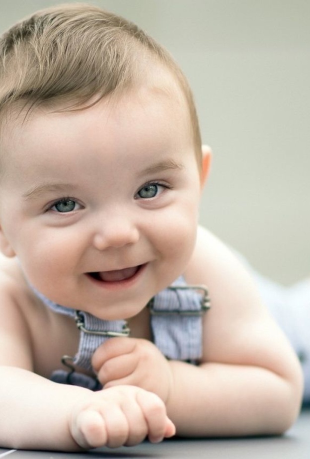 فيديو/ طفل يقلد والده في صالة رياضية