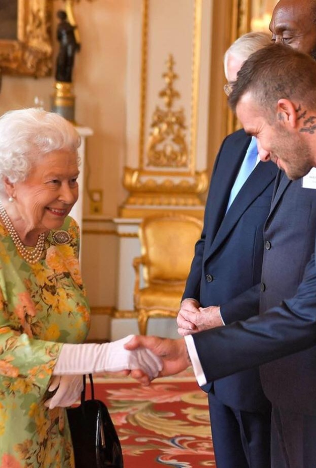 ديفيد بيكهام في كامل أناقته خلال مصافحته الملكة اليزابيث الثانية في قصر برمنغهام ليلة أمس