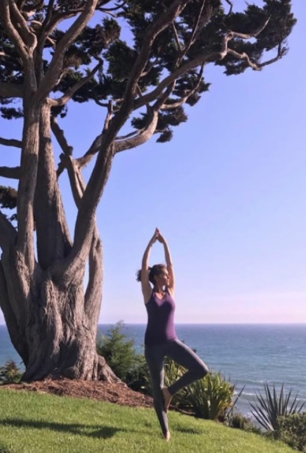 سيندي كروفورد تمارس اليوغا أمام البحر في ماليبو 