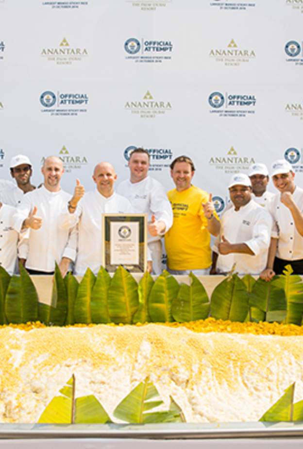 أكبر وجبة أرز دبق بالمانجو .. تدخل منتجع أنانتارا النخلة دبي موسوعة جينيس للأرقام القياسية 