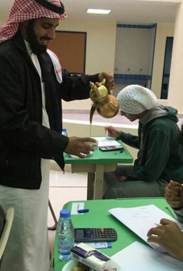  تقديم القهوة للطلاب