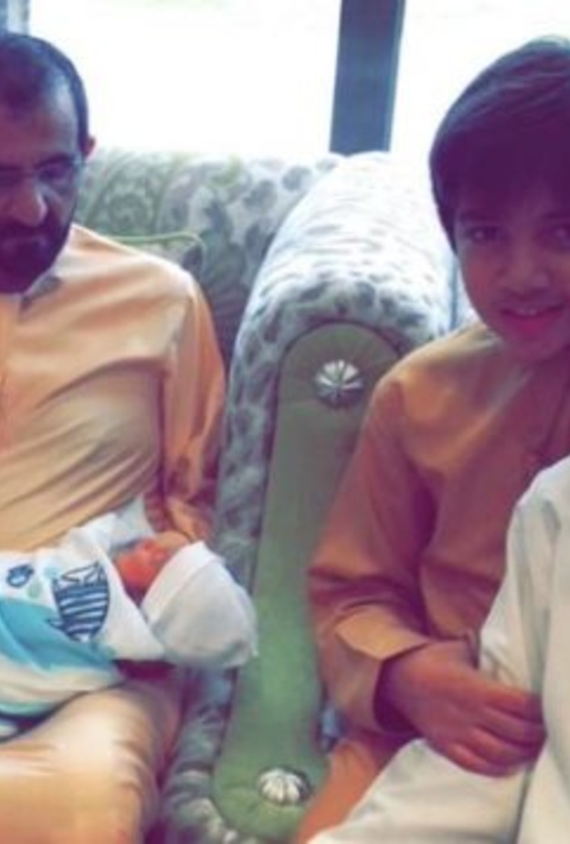 حاكم دبي مع أحفاده