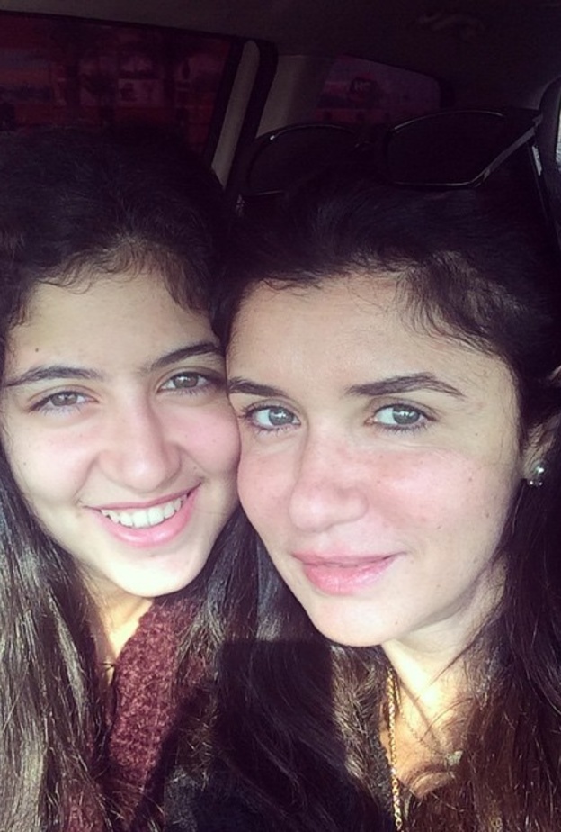 صورة سلفي تجمع غادة بإبنتها مريم