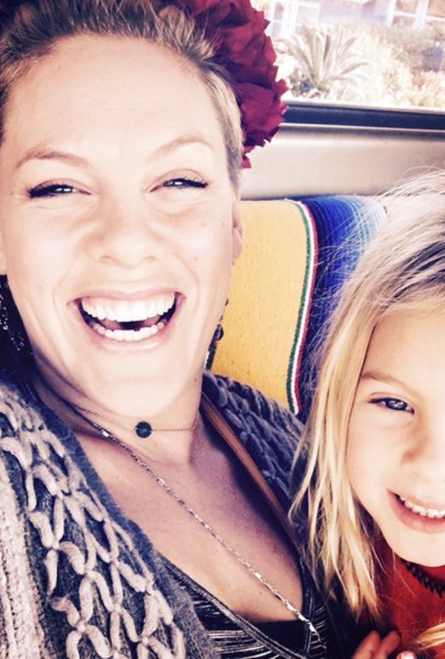  بينك نشرت صورة سيلفي تجمعها بطفلتها