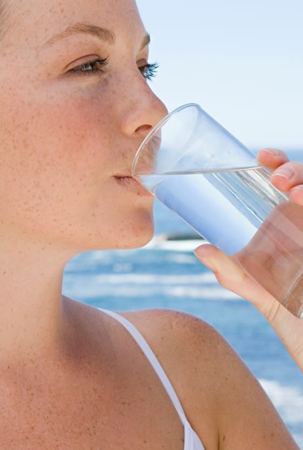 تناول 8 أكواب من الماء يوميا .. إعتقاد علمي خاطئ سببه الإنترنت!