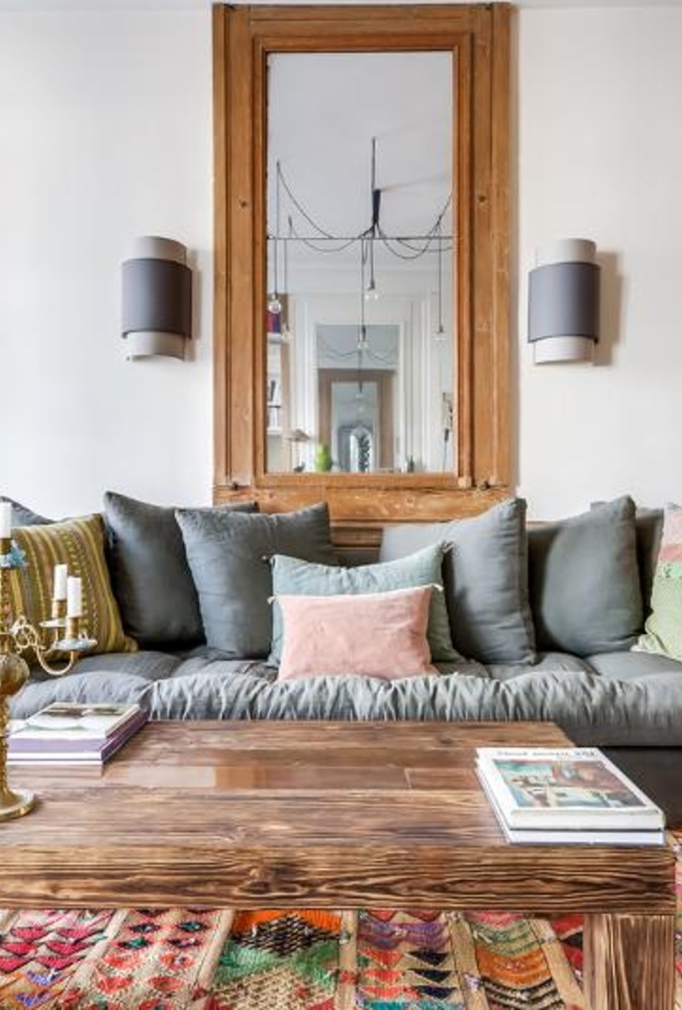 حضور قوي للخشب في غرفة المعيشة