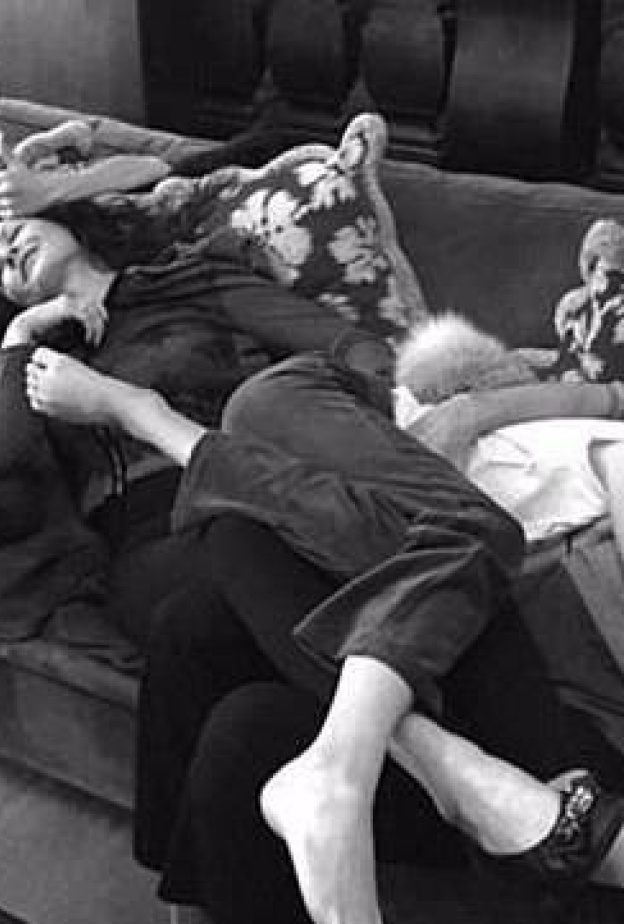 كاثرين زيتا جونز تنشر صورة طريفة مع زوجها مايكل دوغلاس و ولديهما