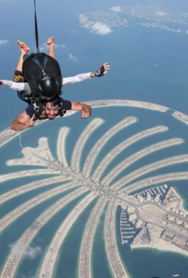 سماء الإمارات تجذب المظليين السعوديين 