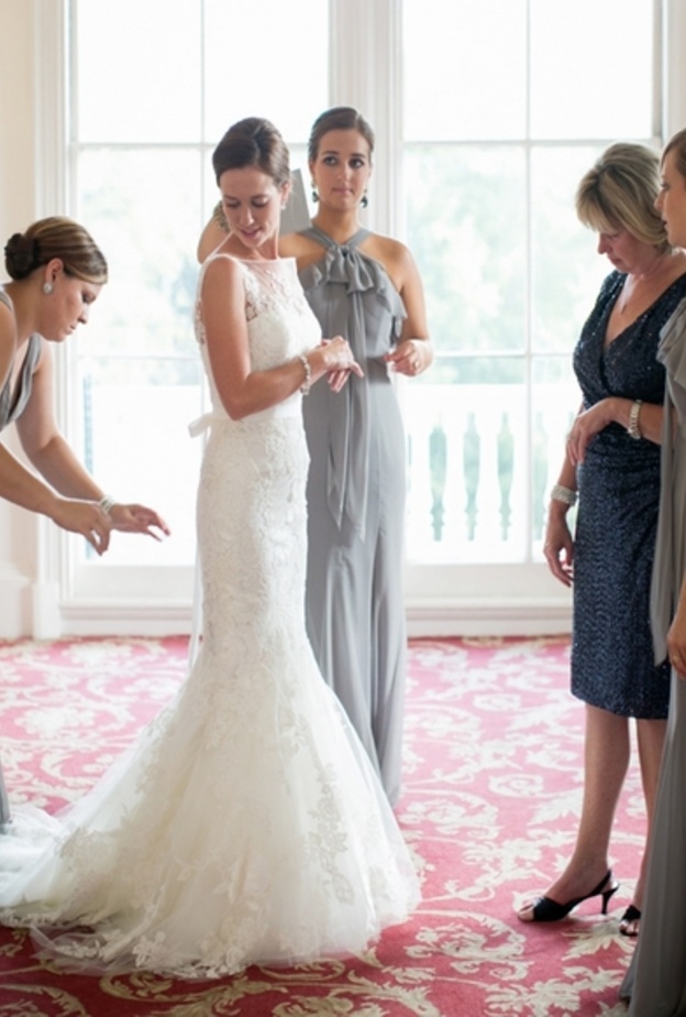 التعامل بطريقة متوترة وغاضبة مع وصيفات الشرف