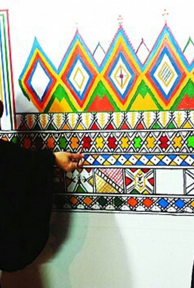 فنانات يعملن على الجدارية