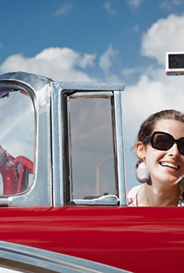 تصوير الشخص لنفسه أو مايعرف بـ "سيلفي" يندرج تحت إطار استخدام الهاتف أثناء القيادة