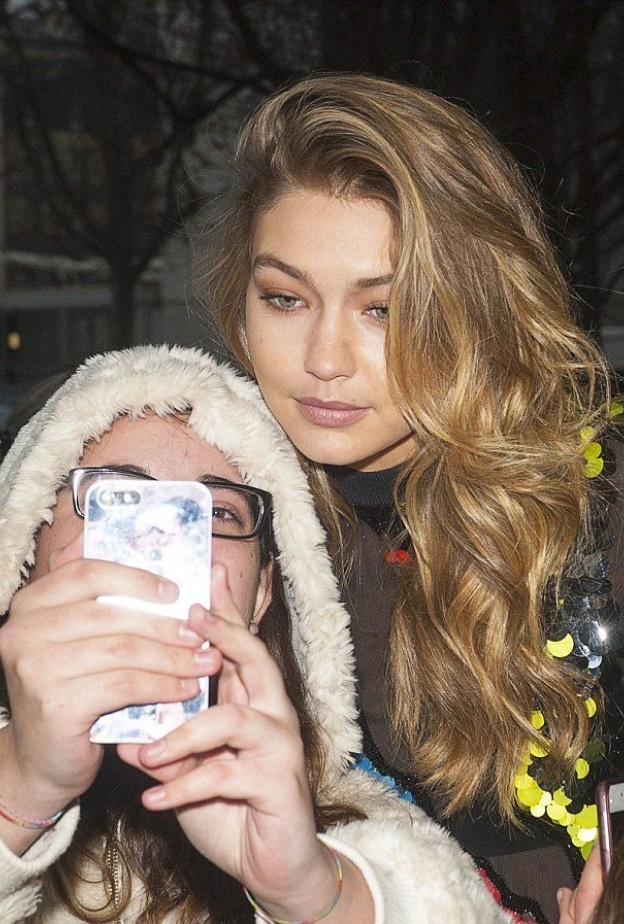 معجبة بالعارضة جيجي حديد تلتقط صورة سيلفي معها