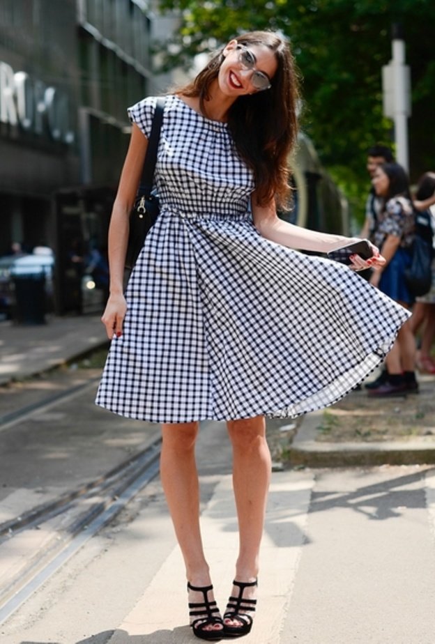 اضمني أناقة تجمع بين الكلاسيكية والعصرية في فساتين الخمسينيات 