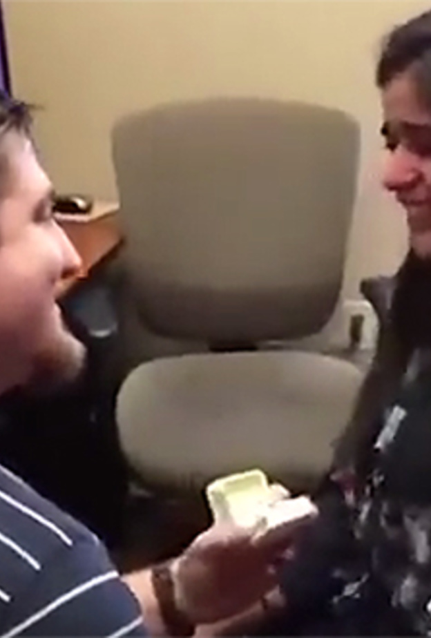 لحظة طلب يدها