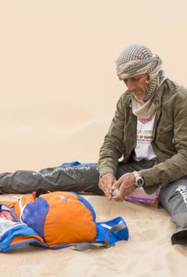 ماكس كالدرن ويتضح عليه التعب 