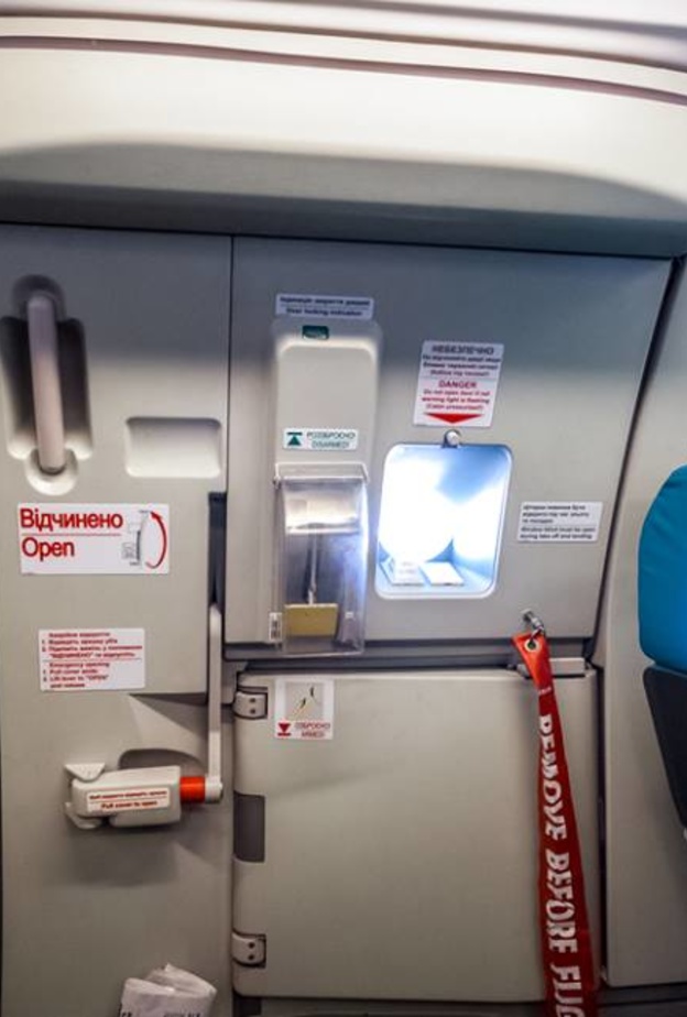 مسافرة تفتح باب الطوارئ بدلا من حمام الطائرة