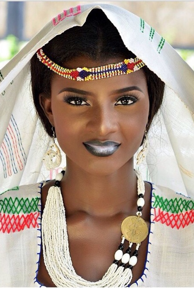 تقليد غريب لدى شعب الفولاني يعرف باسم شارو ، وفي هذا التقليد يقوم رجال الكبيرة الأكبر سنا بضرب العريس ضربا مبرحا لإثبات قدرة تحمله للألم