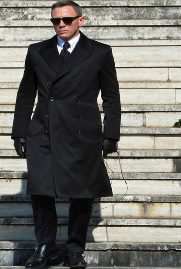 دانيل كريف في اطلالة أنيقة بالمعطف الأسود والنظارات الشمسية السوداء