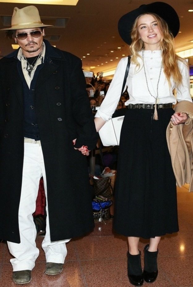 ترتدي التنورة الواسعة