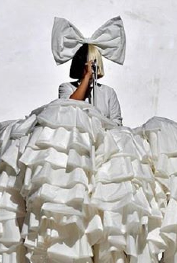 سيا Sia بأغرب اطلالة لها خلال حفلها في بوسطن