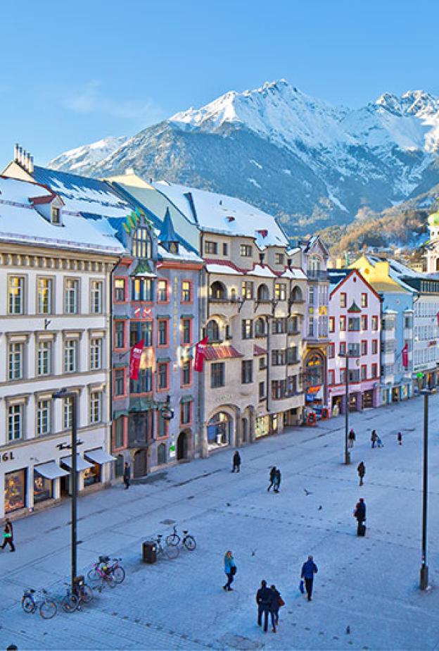 وسط مدينة إنسبروك بمبانيها الباروكية والقوطية 