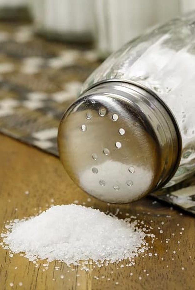 تجنب وضع الملح على طاولة الطعام