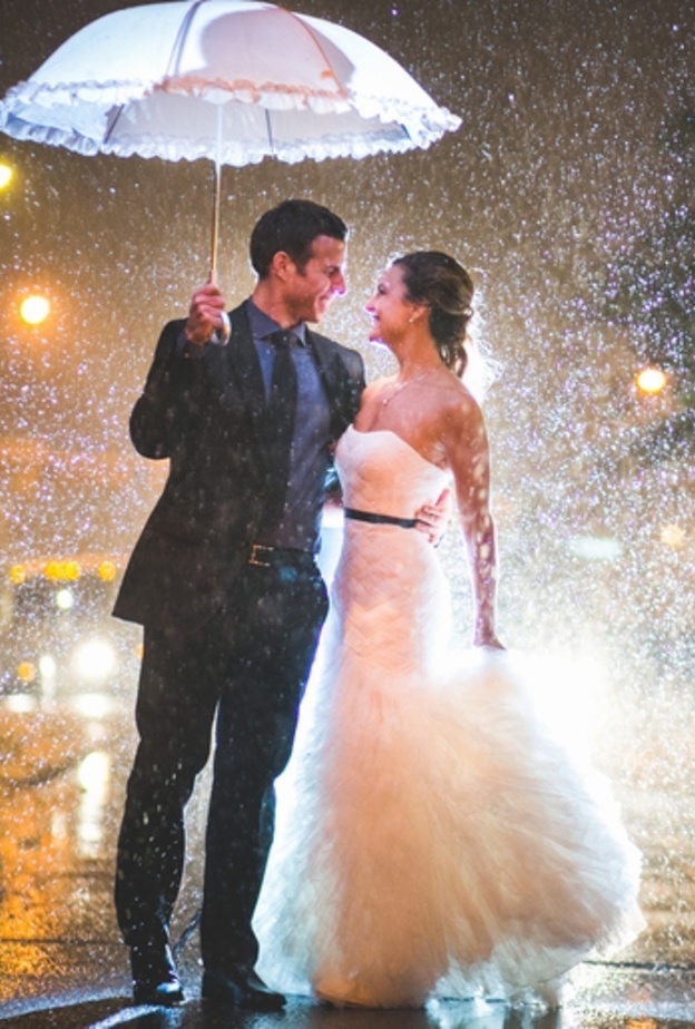 لقطات روعة لزفاف في يوم ممطر تحت المظلة..