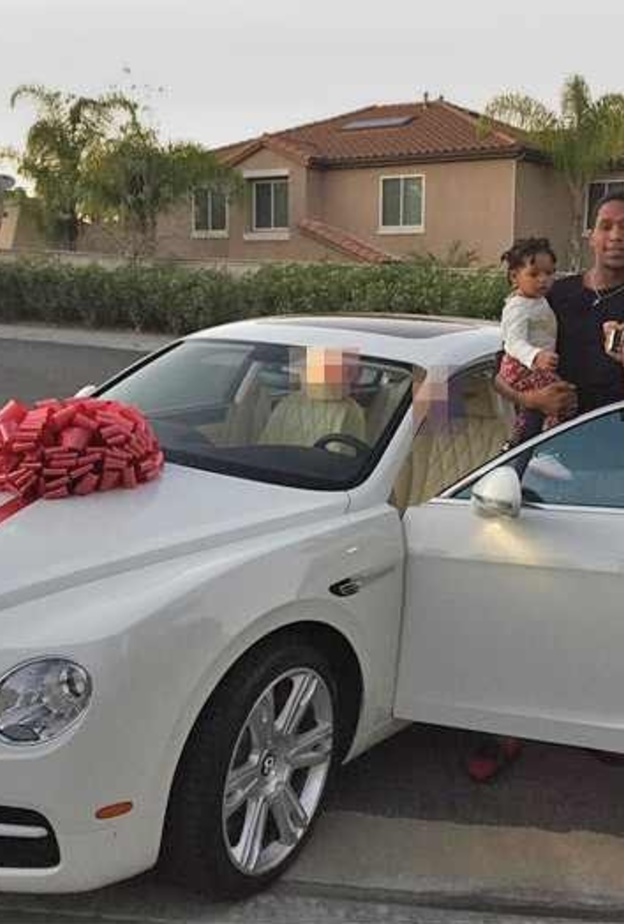 ريجي بوش يهدي والدته بنتلي هدية