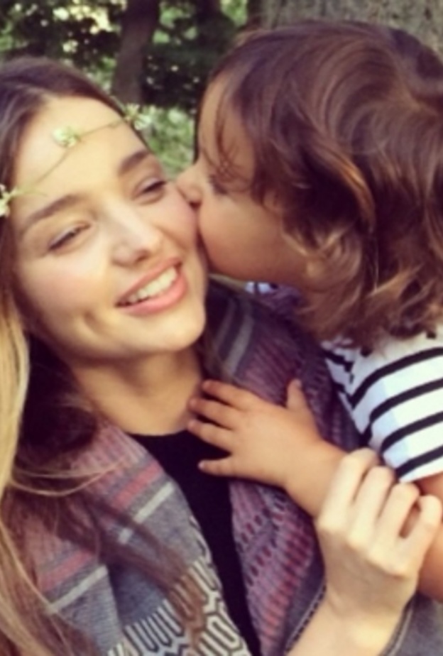 قبلة رقيقة على خد ميرندا من طفلها