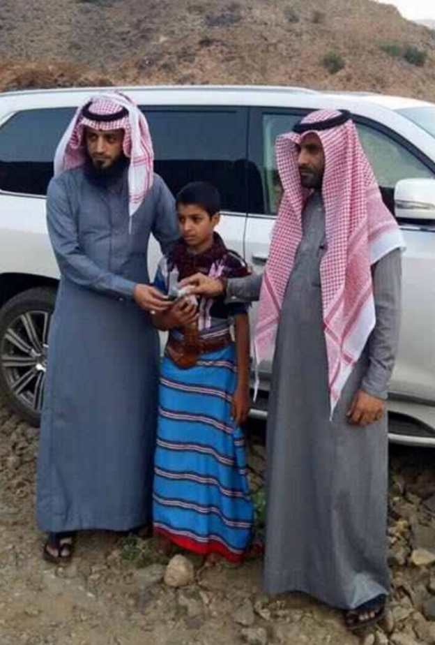 جيب لكزس هدية لطفل سعودي