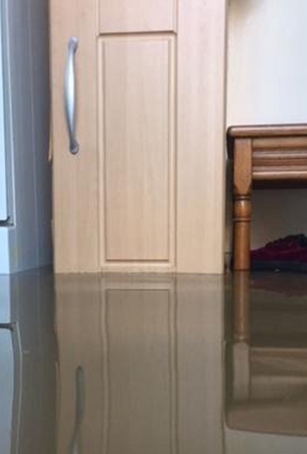 بالفيديو: فيضانات لندن تغرق عائلة سعودية