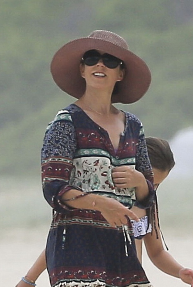 الأميرة ماري متألقة بثوب السباحة