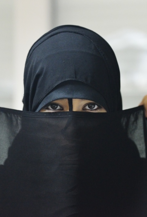 فتاة سعودية تستولي على 3 ملايين ريال.. وتهرب!