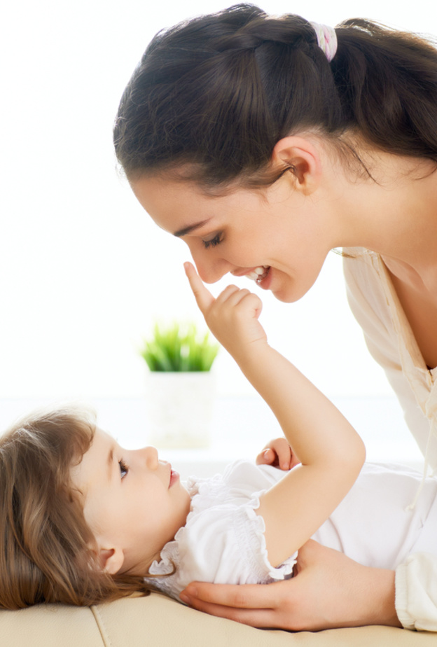 حتى لا يتعلق طفلك بالخادمة عليك بذلك