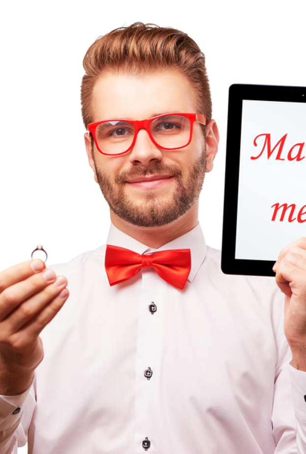 عاشق ولهان يطلب يد حبيبته للزواج من الفضاء!