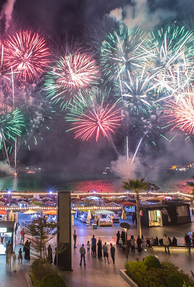 عروض الألعاب النارية المذهلة في "ذا بييتش" مقابل جميرا بييتش ريزدنس بمناسبة رأس السنة الجديدة