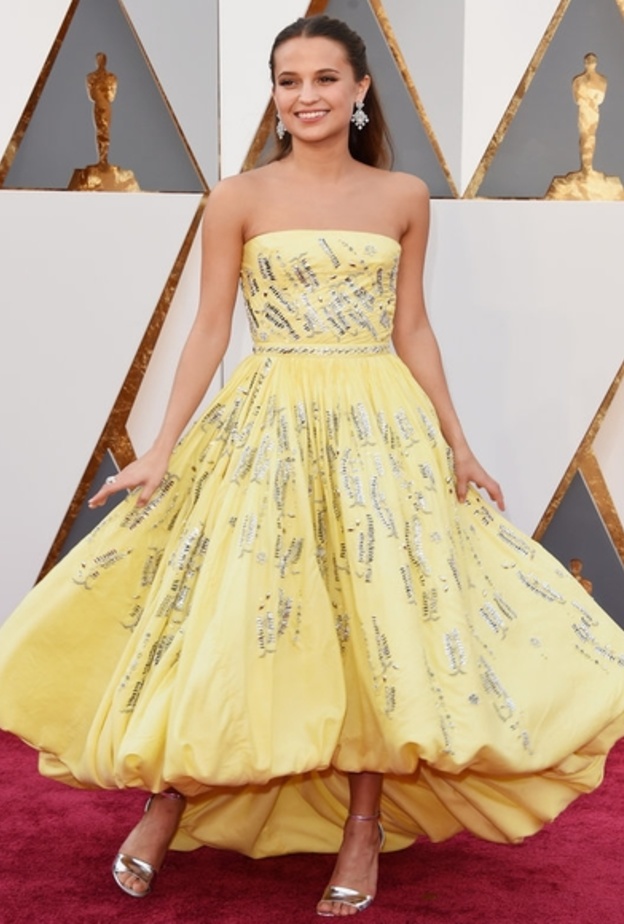 فستان اصفر مشكوك بالخرز الفضي  من Louis Vuitton