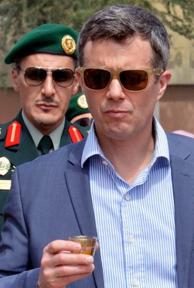 ولي عهد الدانمارك يتناول القهوة