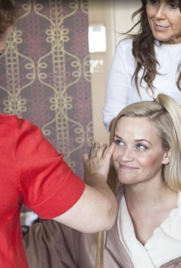 ريس ويذرسبون نشرت صورة لها ظهرت فيها وهي تستعد  لحفل الأوسكار