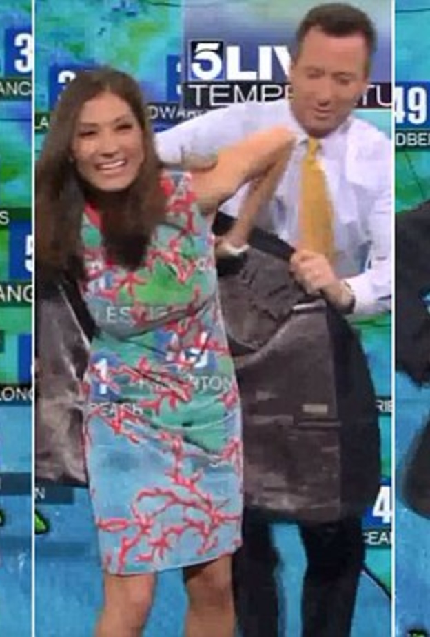 مذيعة تستر نفسها ببدلة زميلها اثناء نشرة الطقس 