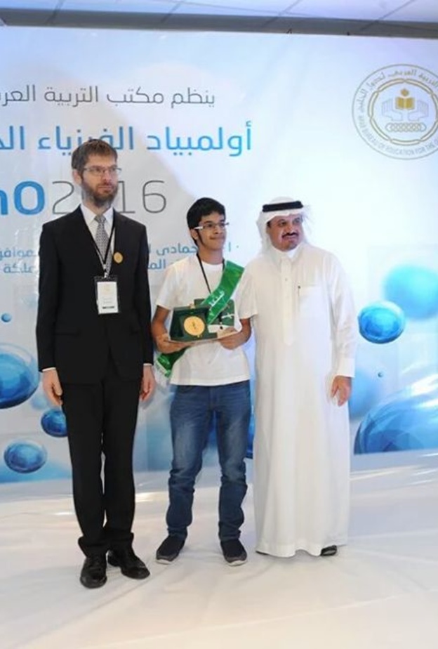 الطالب يزن المجنوني بالميدالية الذهبية