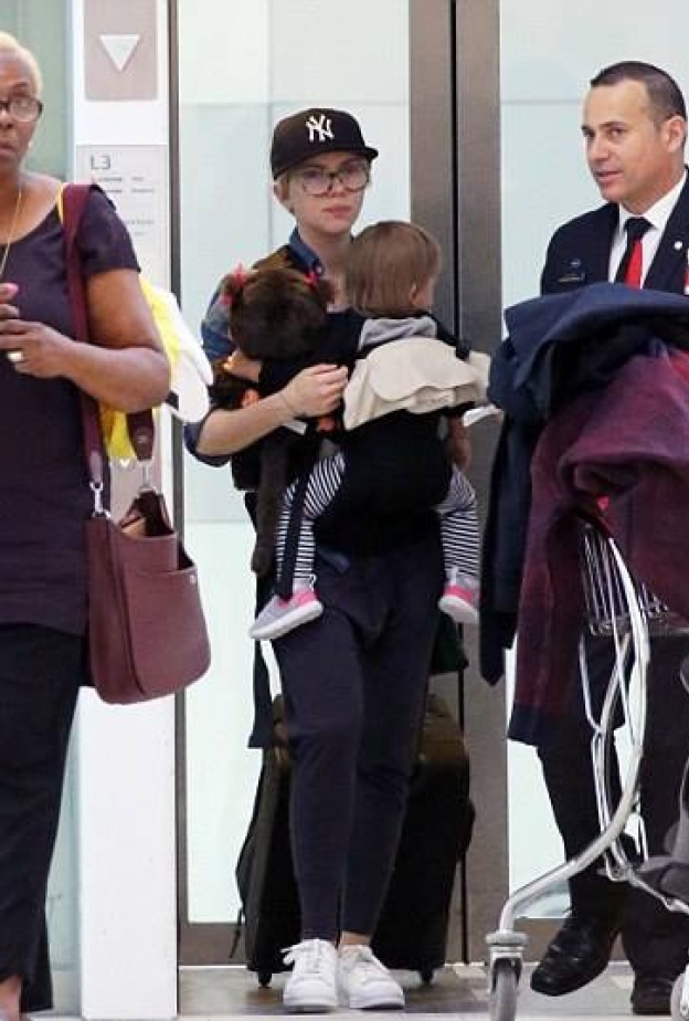 سكارليت جوهانسون تصل مطار سيدني بصحبة ابنتها .. وتحاول اخفاء وجهها عن وسائل الاعلام 