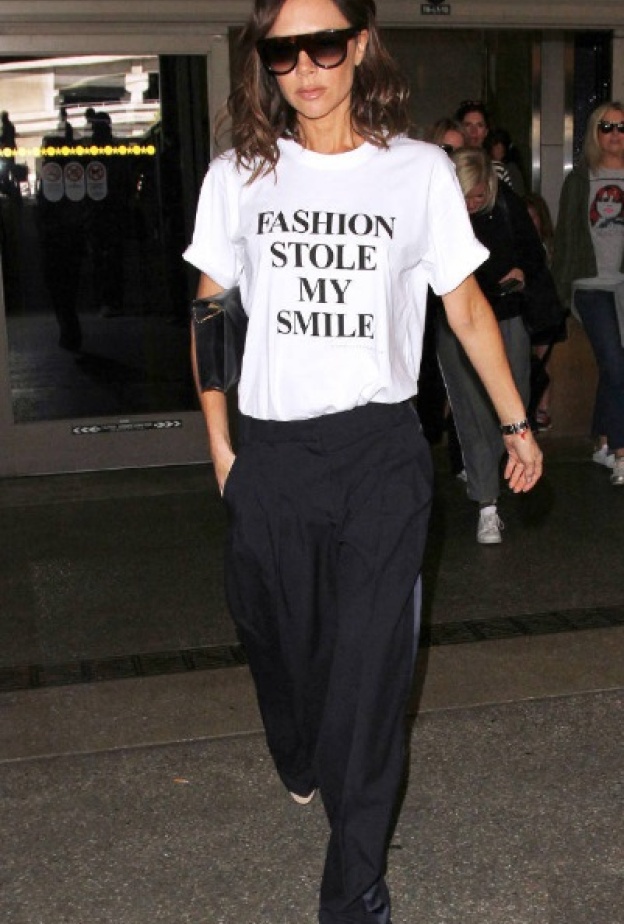 فيكتوريا بيكهام ترتدي توب "الأزياء سرقت مني ابتسامتي" وهو من تصميمها! 