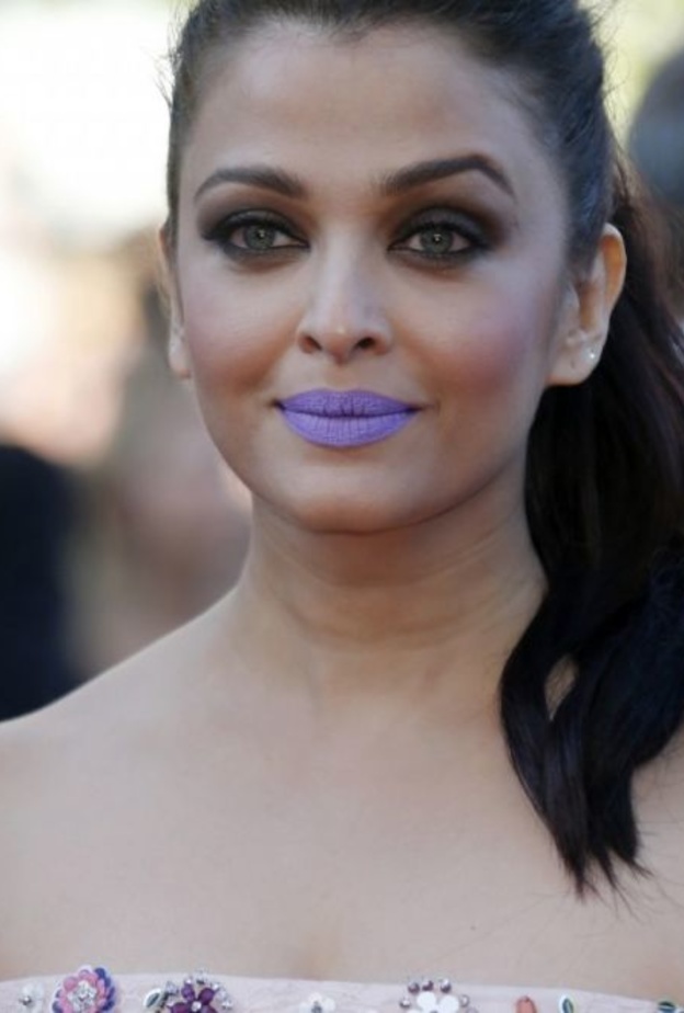 ايشواريا راي والتي ظهرت بأحمر شفاه بنفسجي شاحب في مهرجان كان السينمائي لهذا العام