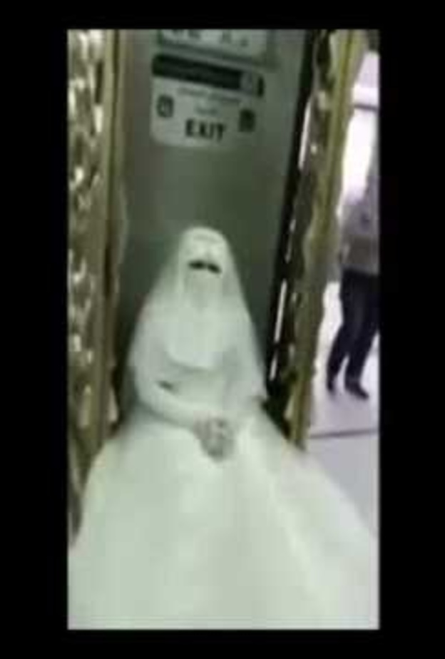 العروس كما ظهرت في مقطع الفيديو