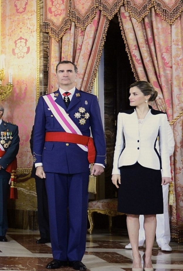 صفارات الاعجاب تلاحق الملكة