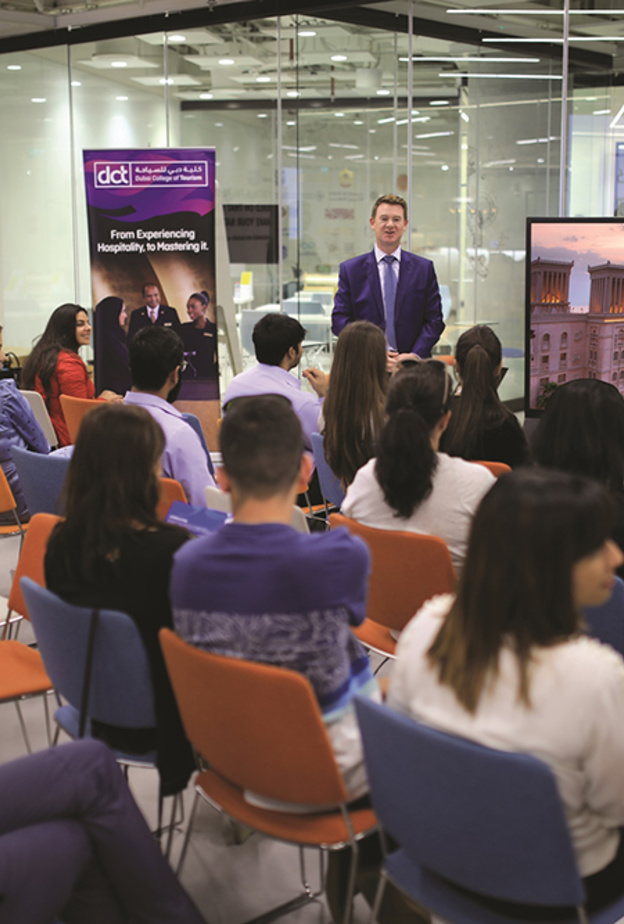 طالبات كلية دبي للسياحة .. الطيران من بعد السياحة