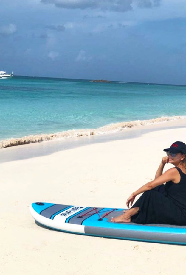 إيفا لونغوريا تبدو مسترخية في أول عطلة لها بعد الأمومة 