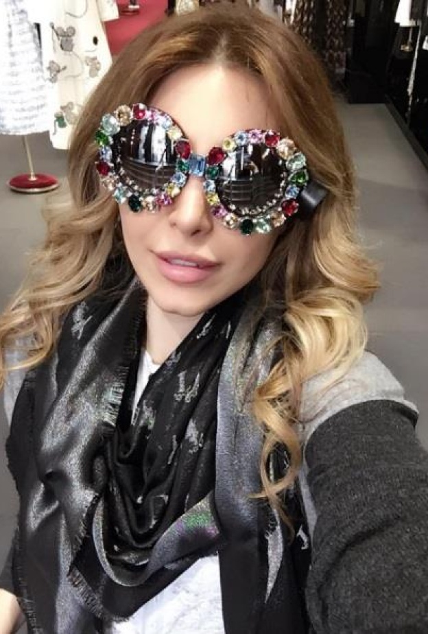 يارا في سيلفي بنظارات شمسية مميزة أثناء تسوقها